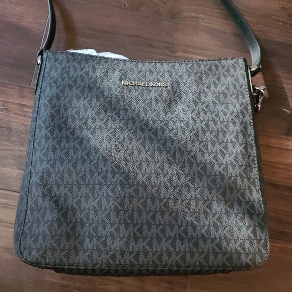 MK Jet Set Travel - Picture 2 of 4